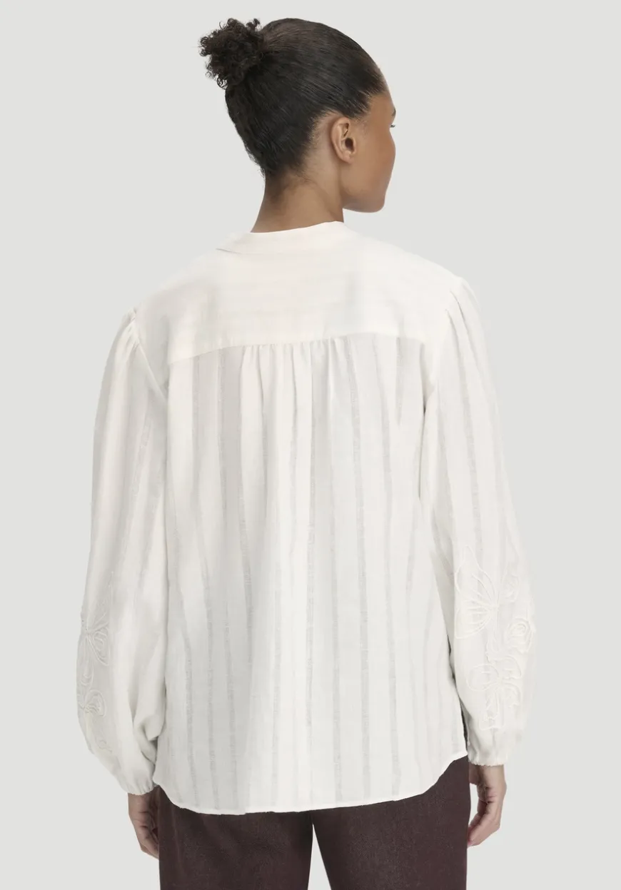 hessnatur Embroidery Bluse Relaxed aus Bio-Baumwolle mit Leinen von|Damen Blusen