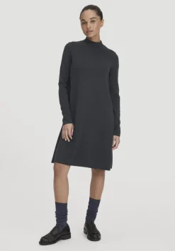 hessnatur Strick Kleid Relaxed aus TENCEL™ Lyocell mit Bio-Baumwolle von|Damen Kleider & Röcke|T-Shirts
