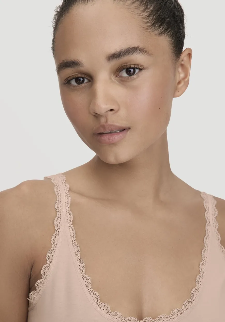 hessnatur Tanktop COTTON FEEL LACE aus Bio-Baumwolle von|Damen Unterhemden|Unterhemden